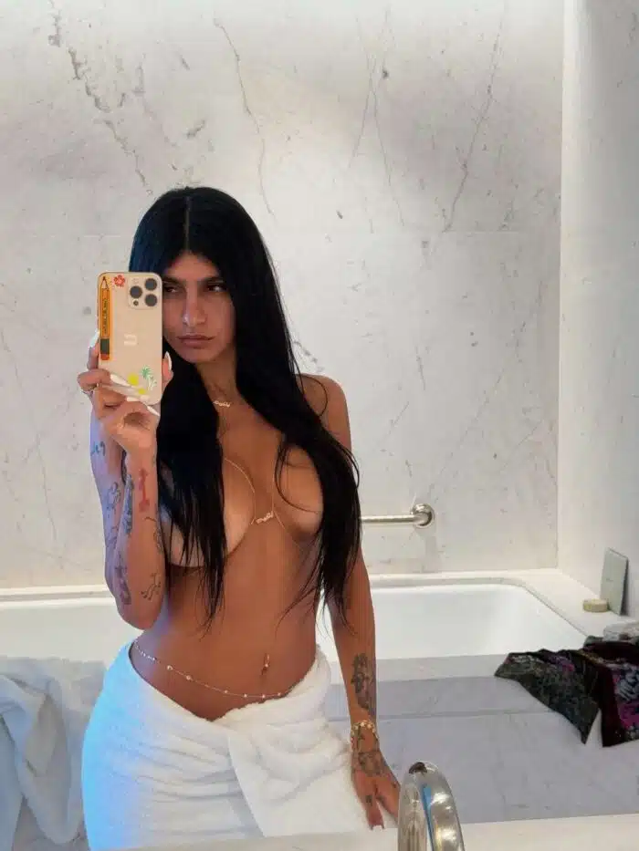 Mia Khalifa photo 5 of 7